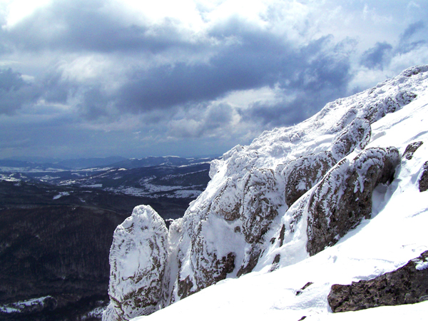 Поглед от скалите на Стража към планините на Краището