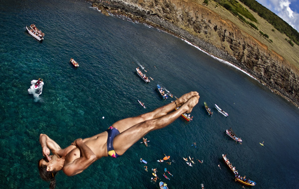 Орландо Дуке (Колумбия) в Red Bull Cliff Diving 2011 о.Рапа Нуи, Чили / фотография: Дийн Тремл