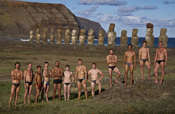 12-те гмуркача от серията Red Bull Cliff Diving 2011 в обща снимка преди първото състезание на о.Рапа Нуи, Чили / фотография: Дийн Тремл