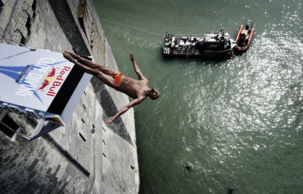 Red Bull Cliff diving series 2009, La Rochelle, France / Photocredit: Ray Demski