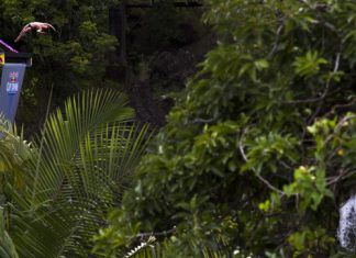 Athlete: Gary Hunt / Event: Red Bull Cliff Diving World Series 2010 - Hilo, Hawaii / Photocredit: Romina Amato