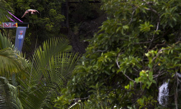 Athlete: Gary Hunt / Event: Red Bull Cliff Diving World Series 2010 - Hilo, Hawaii / Photocredit: Romina Amato