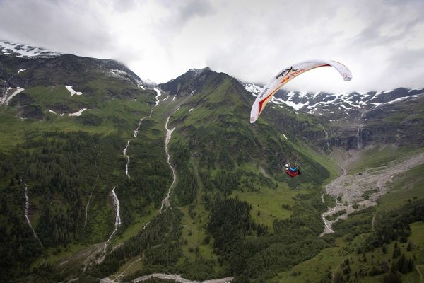Athlete: Event Participant; Event: Red Bull X-Alps; Discipline: Paragliding; Photocredit: (c)Olivier Laugero/Red Bull Photofiles; Location: GroЯglockner, Austria