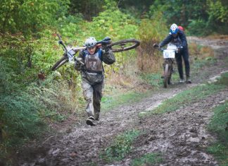 Колоезденето, което се превърна в носене на велосипеди в калта