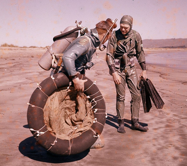 Двама водолази с костюми за гмуркане тип-жабешки (frogmen), произвеждани от O'Neill в ранните сърф дни в САЩ