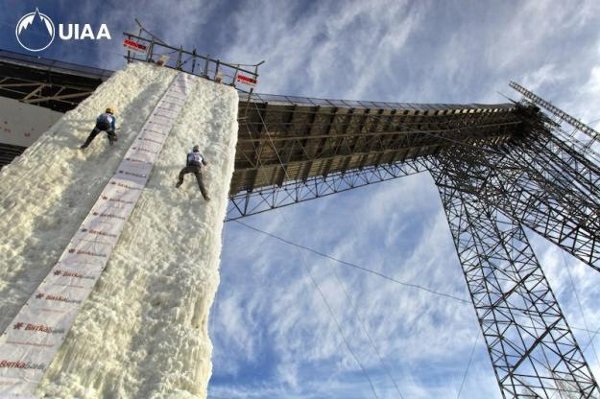 Издигат кула за ледено катерене в Сочи