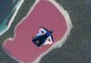 Уингсют полет над розовото езеро в Австралия