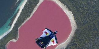 Уингсют полет над розовото езеро в Австралия
