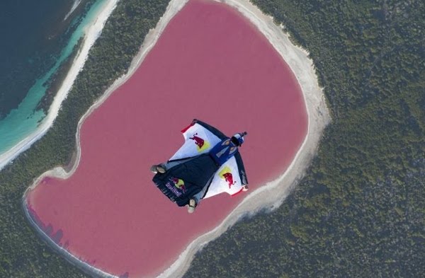 Уингсют полет над розовото езеро в Австралия 