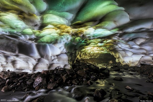 Пещерата на вулкана Мутновски, Русия