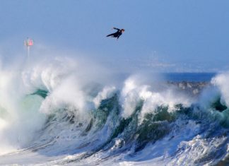 Сърфистът Боби Оквист в полет над вълна в Нюпорт Бийч, Калифорния.