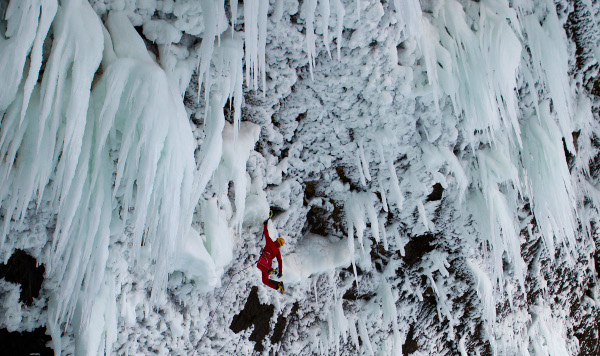Ледени висулки и сечива в канадските Скалисти планини. 