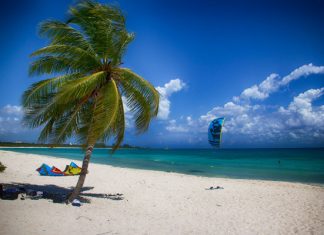 Кайт танц с вятъра из Карибско море