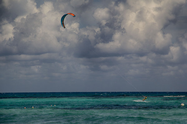 Кайт танц с вятъра из Карибско море