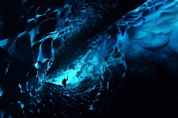 Ледена пещера под глетчера Перито Морено в Патагония. 