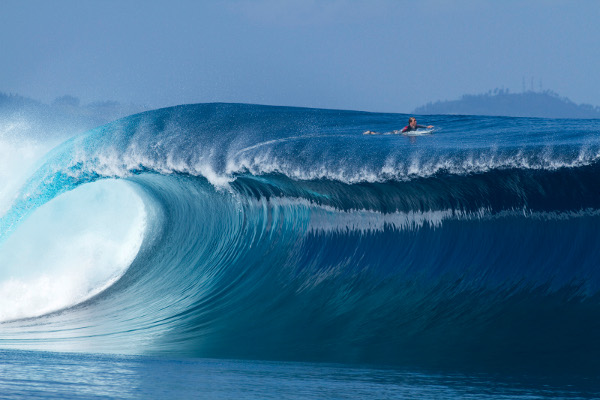 Сърфистът Sean Woolnough на остров Namotu, Фиджи.