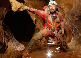 Спасиха пострадал след 12 дни в най-дълбоката пещера в Германия