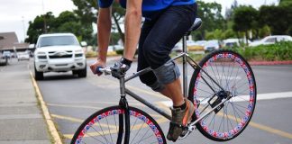 Видео съвети: Как се спира с фикси колело