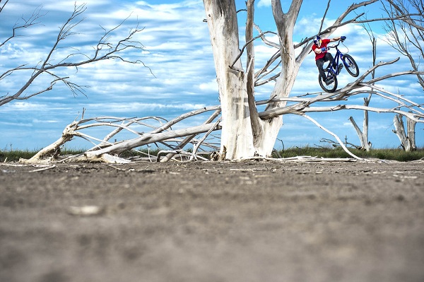 danny-macaskill-epecuen-tree-climb