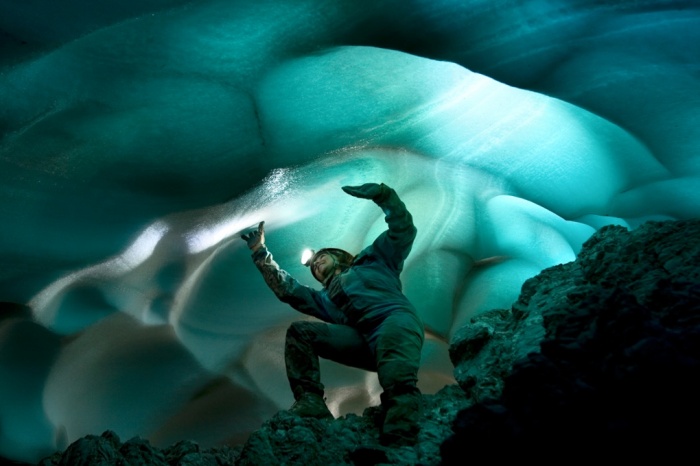 Пещернякът  Ester Molina в ледена пещера 