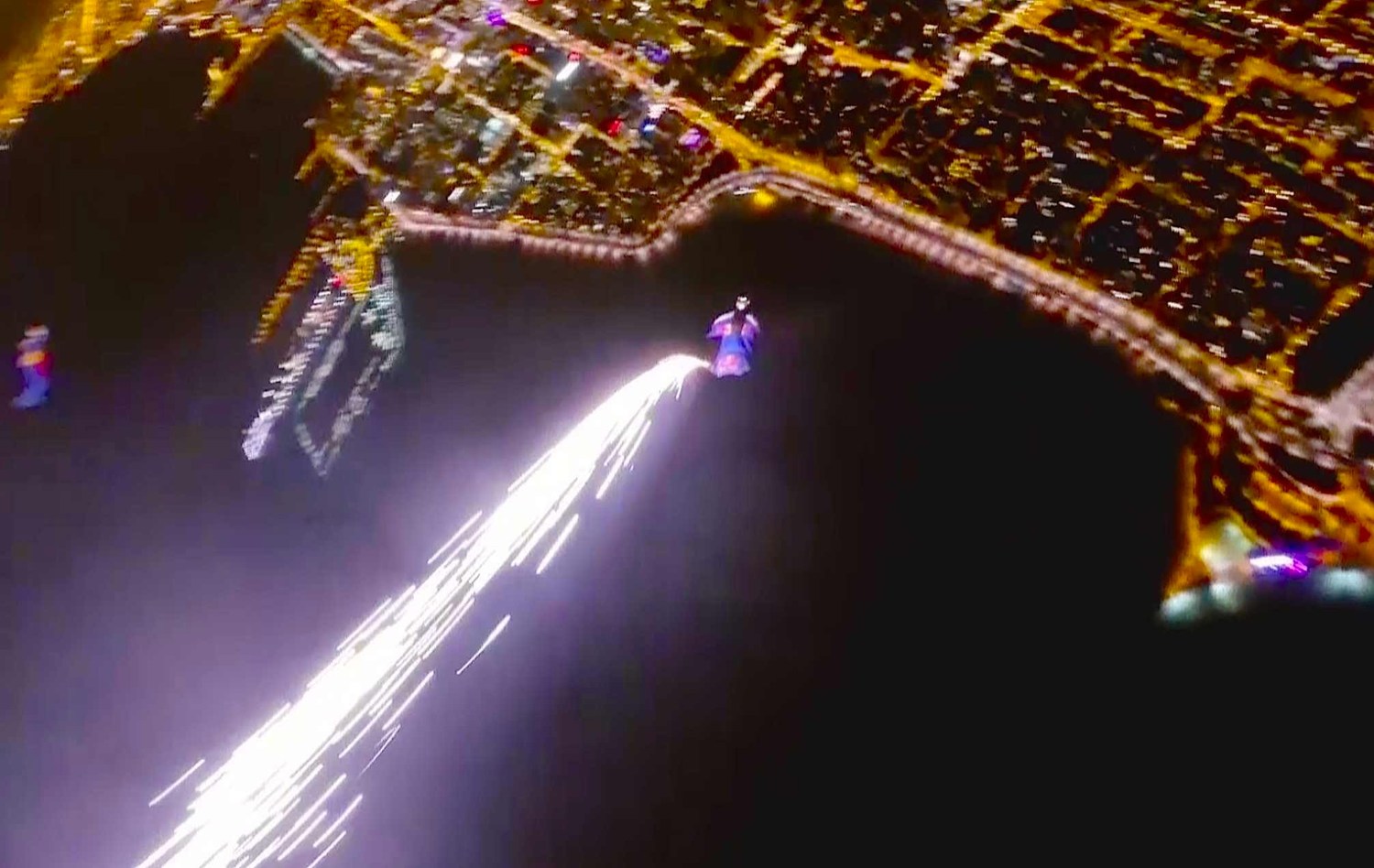 Mysterious “Meteor” Flies Over Chicago