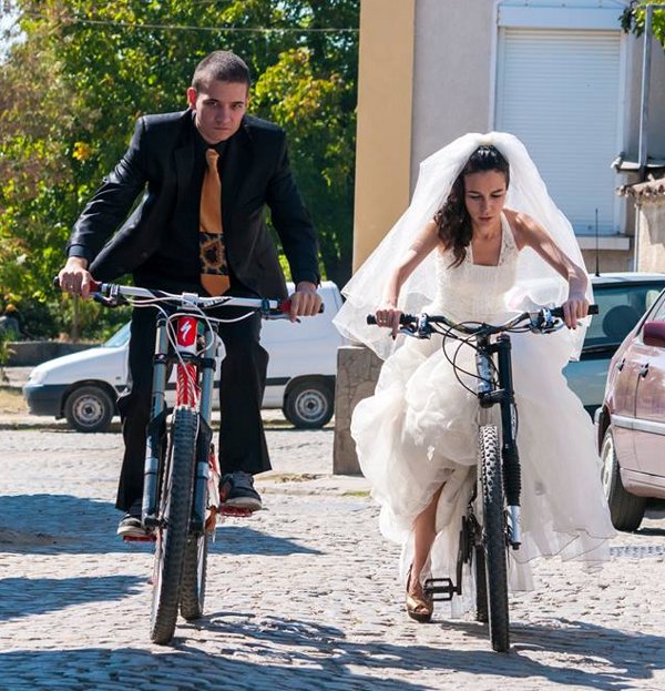 Еми и Алекс Николови… около 5 минути след венчаването си 