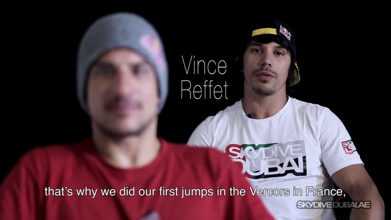 Skydive Dubai athletes Soul Flyers – Moonlight BASE jump