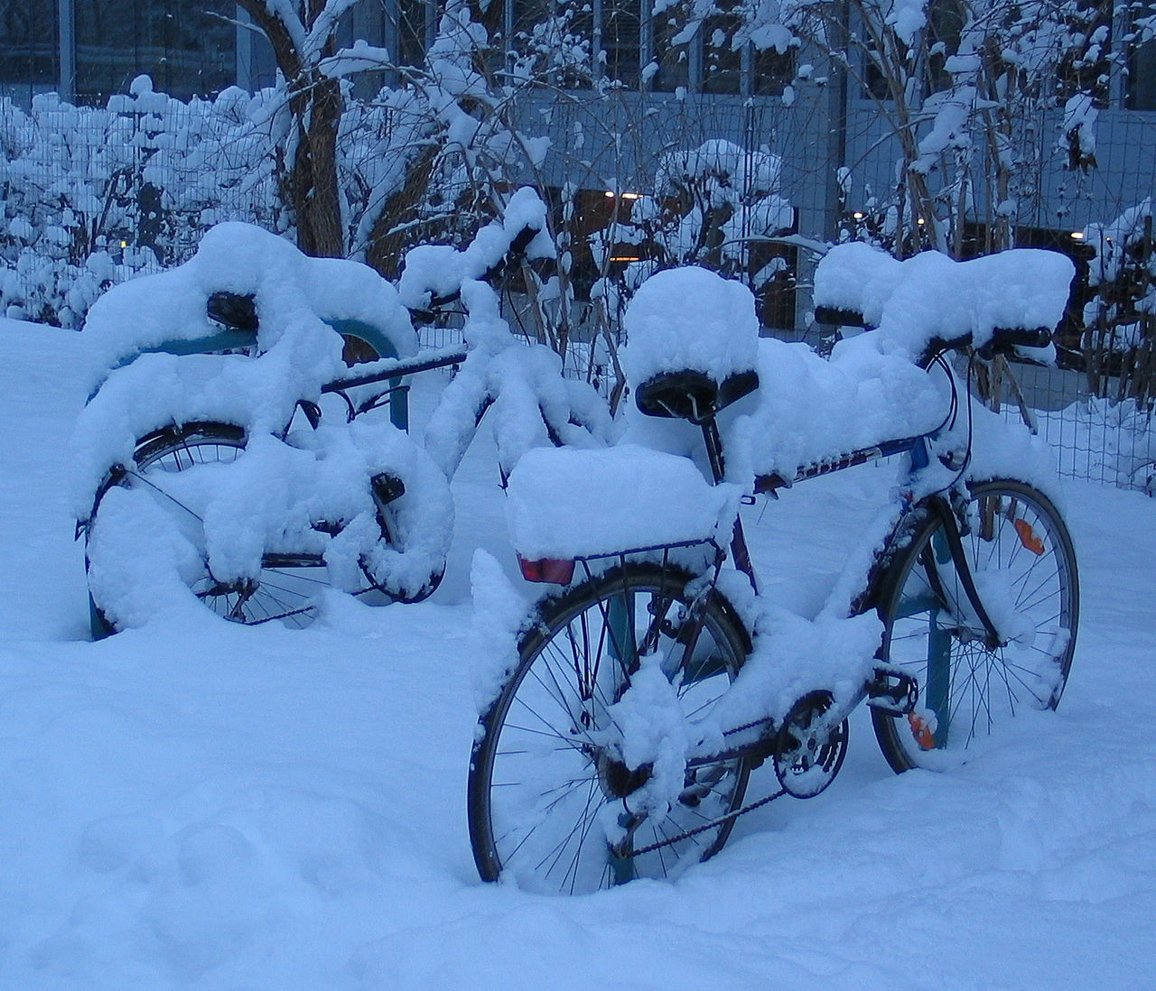 1280px-Bicycles_snow_Graz_2005_original