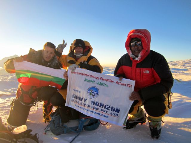 Отляво надясно - Богдан Велев, Лука Монтанари и Nourbu шерпа, на връх Чо Ойю, на изгрев слънце 