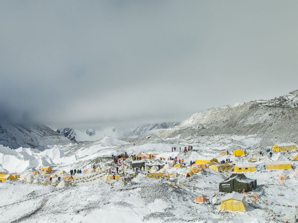 Снимки от лавината на Еверест