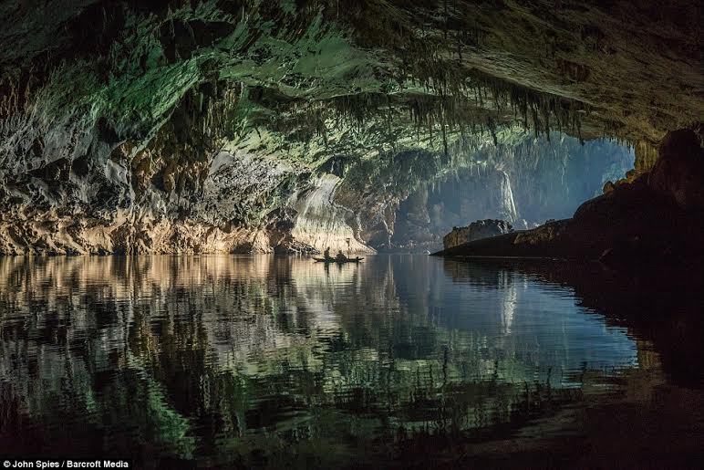 Каяк в пещерите на Лаос