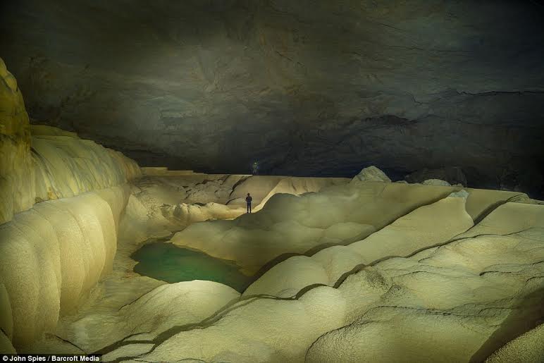 Каяк в пещерите на Лаос