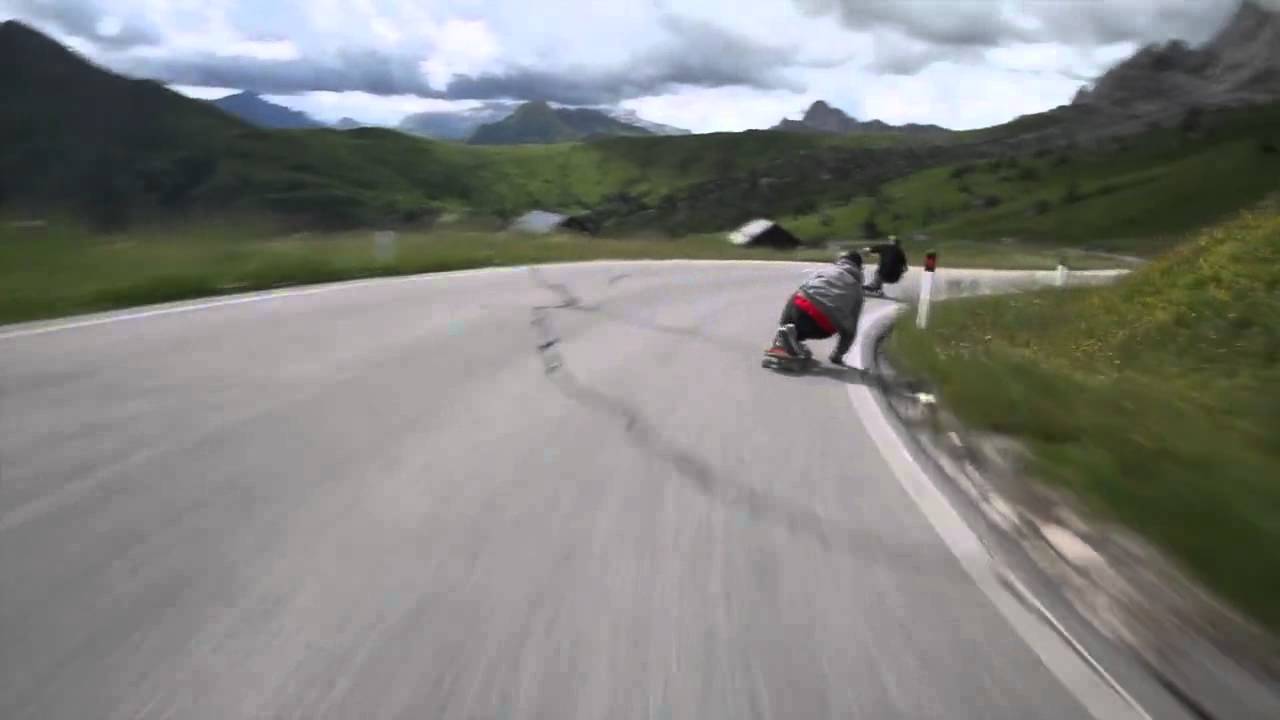 Skateboarders racing cyclists in the ALPS