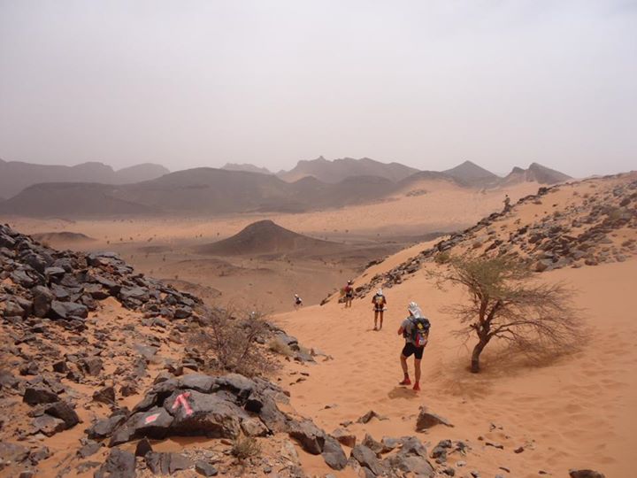 Краси Георгиев на Marathon des Sables в пустинята Сахара.ь