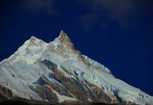 Манаслу (8163 м). Първото му изкачване е направено през през 1956 г. от японска експедиция