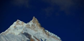 Манаслу (8163 м). Първото му изкачване е направено през през 1956 г. от японска експедиция