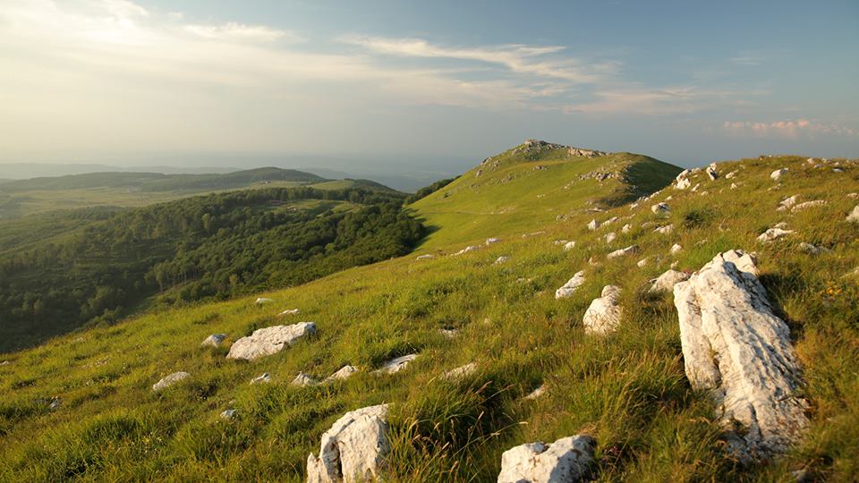 За Балкана и хората