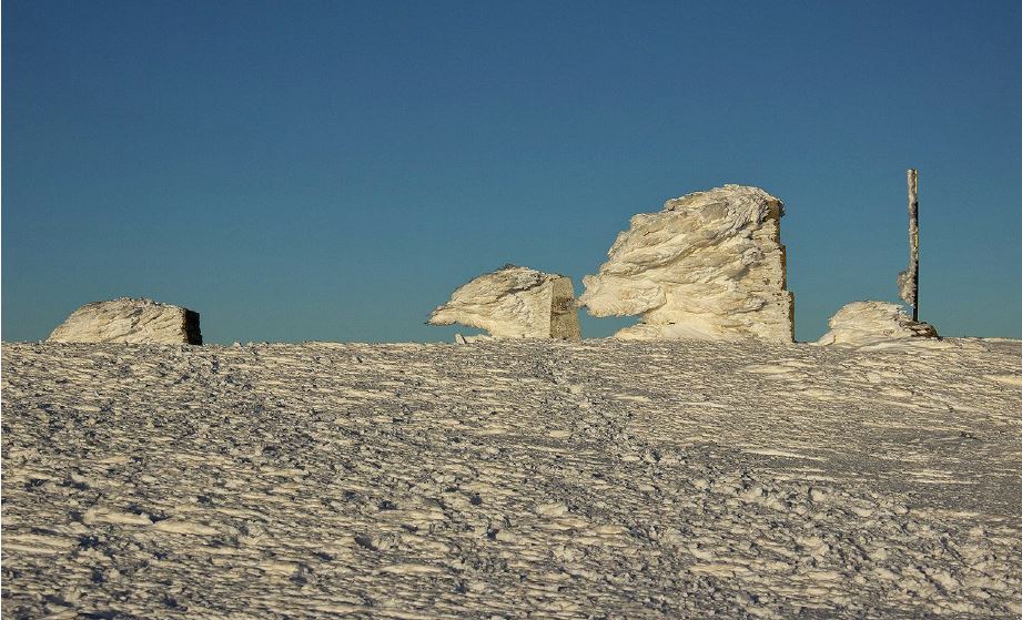 Гранични пирамидки на вр. Руен, сковани в лед