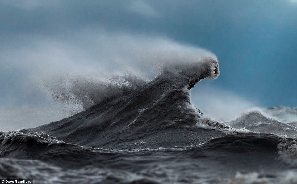 Планини от вода; Вълни