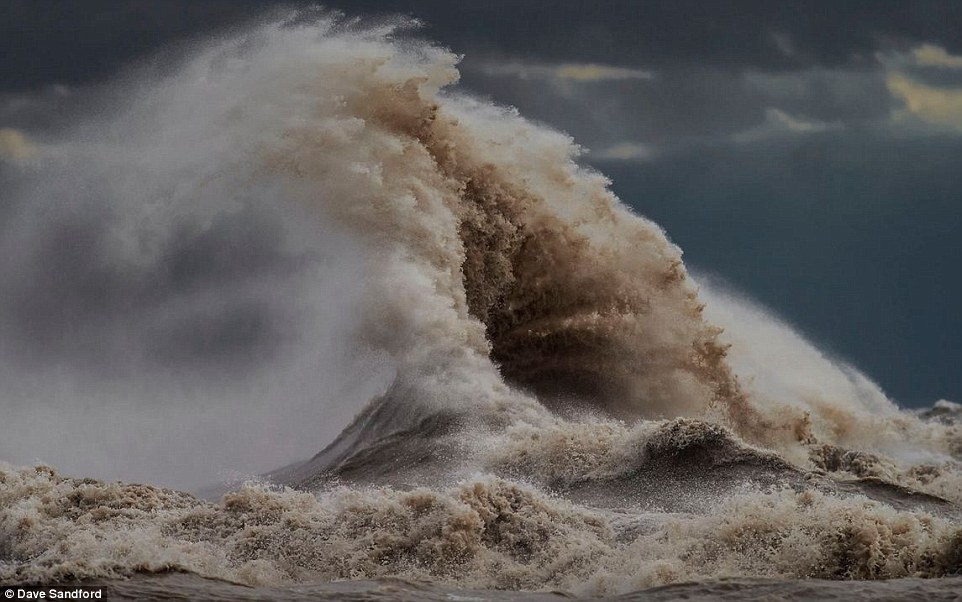 Планини от вода; Вълни