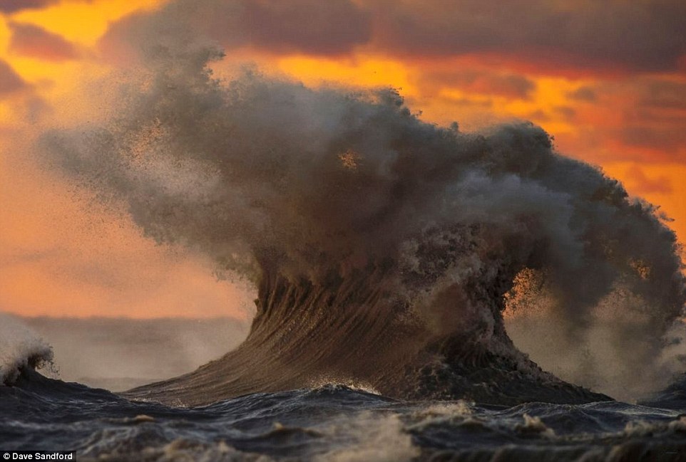 Планини от вода; Вълни