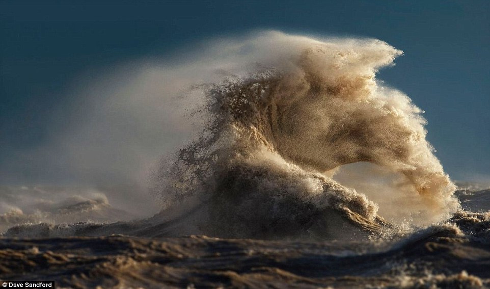 Планини от вода; Вълни