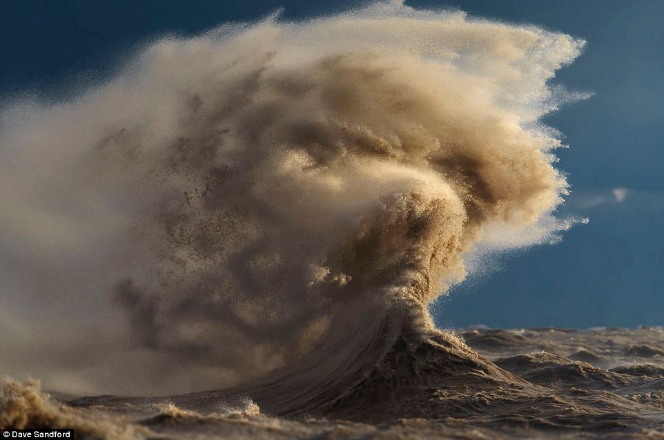 Планини от вода; Вълни