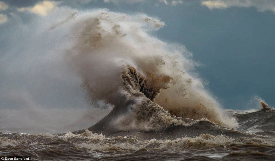 Планини от вода; Вълни