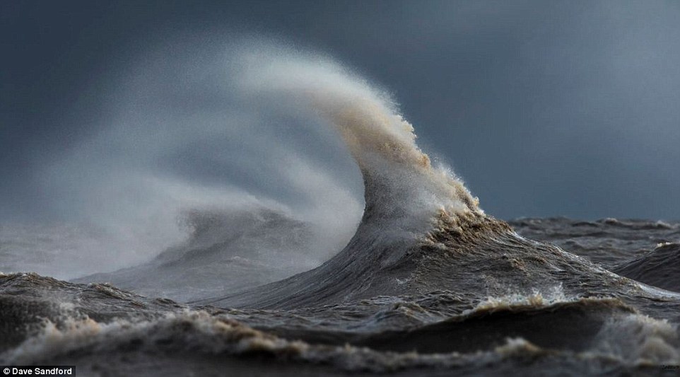 Планини от вода; Вълни