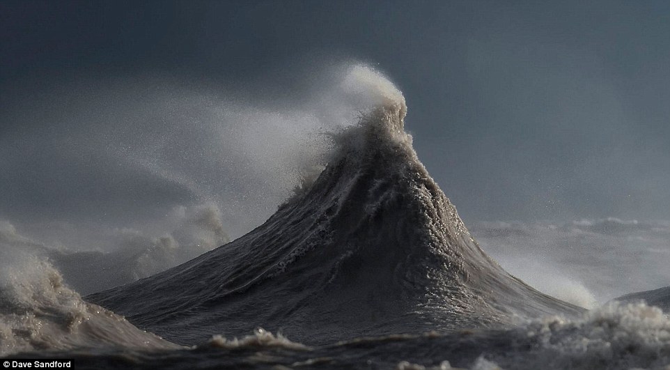 Планини от вода; Вълни