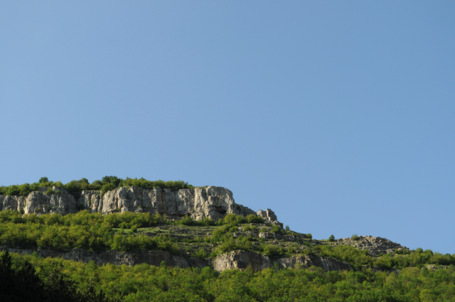 Хайлайн спотът, видян от Вазовата пътека (между двете най-вдясно изнесени скали). 