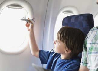 С деца в самолет