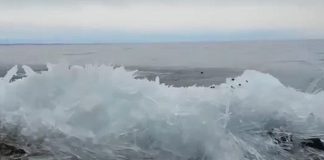 Ледени вълни в езерото Байкал