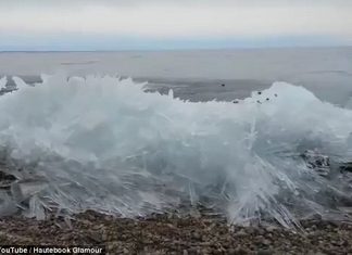Ледени вълни в езерото Байкал